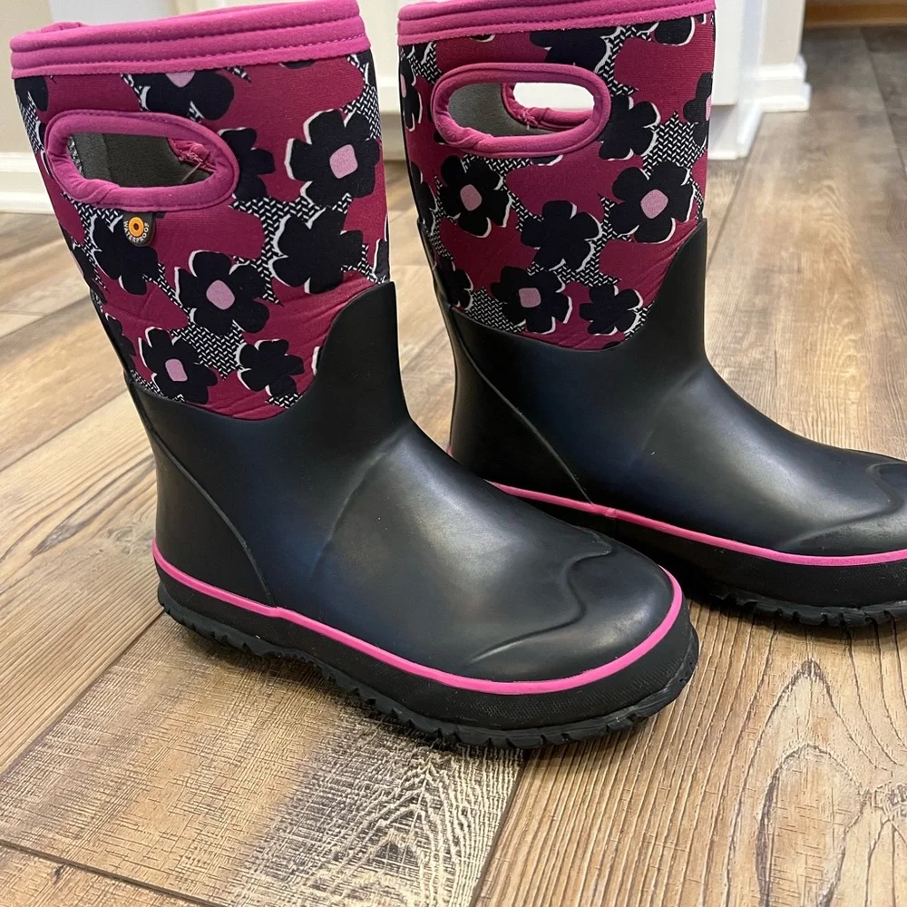 EUC BOG Boots Petal Floral print, Black and Pink Waterproof rain/snow, Size 2
